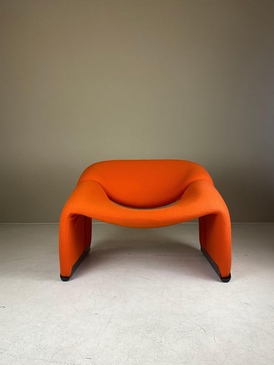 Specialistische bekleding voor een designfauteuil met krachtige ronde vormen
