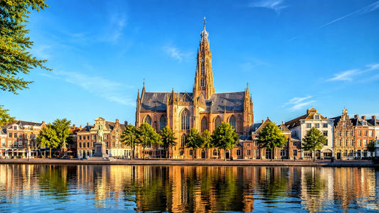 “8K breedbeeldfoto van de Grote of Sint-Bavokerk aan het Spaarne in Haarlem, Nederland, met historische gebouwen en weerspiegeling in het water – stijlvolle landmarkfoto voor meubels herstofferen en meubelstoffering in Haarlem.”