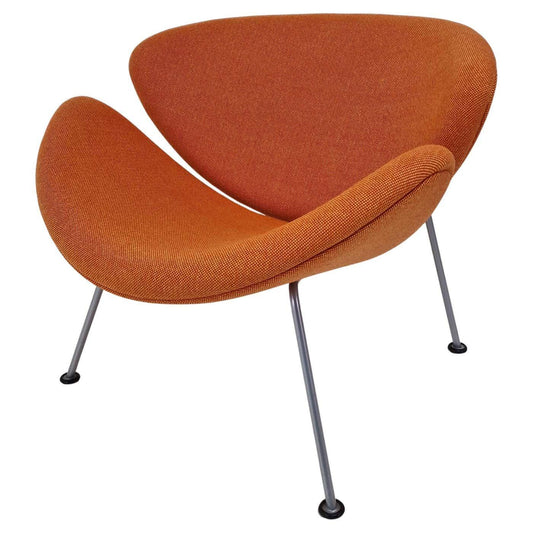 Specialistische herstoffering voor een iconische designfauteuil met ronde vormen